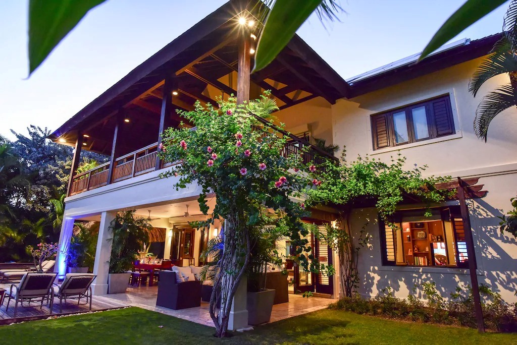 Montego Bay luxury vacation villa rentals with kitchen & private beach